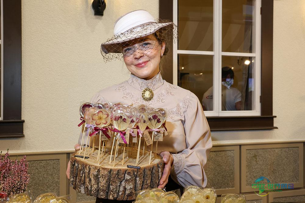 拉脱维亚的阿格涅塞·米尔贝正在展示用可食用植物制作的棒棒糖。