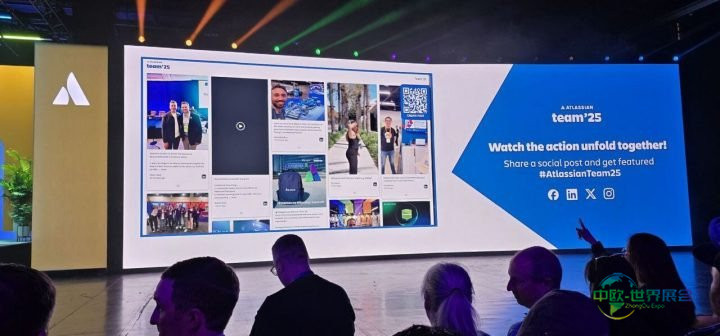 Atlassian Team '25活动现场观众观看展示实时社交墙的大型屏幕