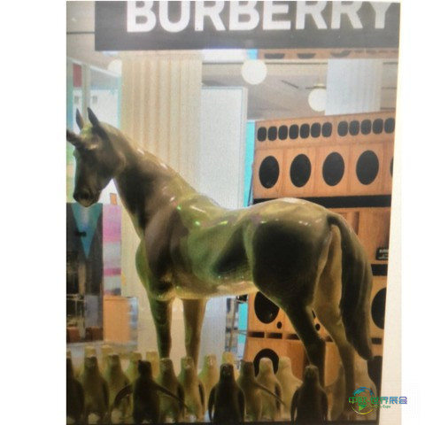 用独特橱窗道具打造令人难忘的橱窗展示