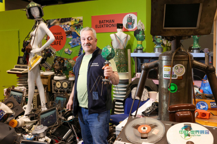 穆哈雷姆·蝙蝠侠在绿色周ZERO主题岛的维修咖啡馆