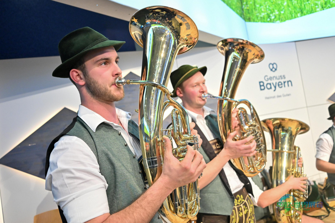 铜管乐队在绿色周巴伐利亚展厅的舞台上演奏。