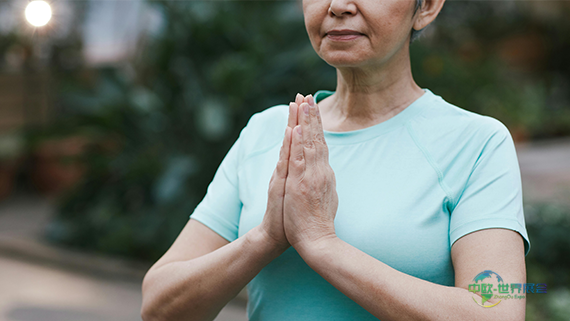 佩特拉·奥泽赫主讲亮点讲座："通过饮食平衡激素：应对生理周期、压力与更年期"