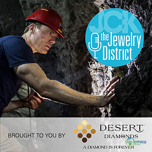 布鲁斯·布里奇斯头戴安全帽在矿区，背景为JCK播客及赞助商标识