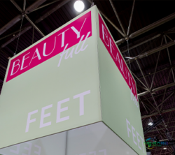 悬挂式立方展架文字标识