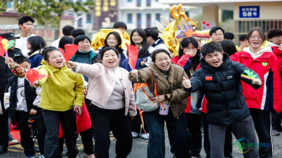 1.6万名跑者竞逐甜蜜赛道，省运盛会点燃“孝爱之城”