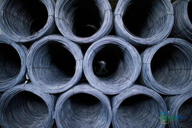 阿尔巴尼亚绿色原野上的钢铁新星