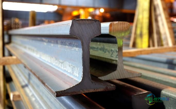 车间内两根工字钢并排摆放的特写