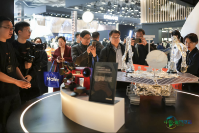 与许知远对谈，觅星光年赢得《十三邀》制片人高度赞誉