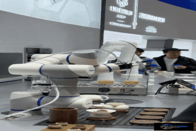 围观机器人剥香蕉，大爷直呼受不了