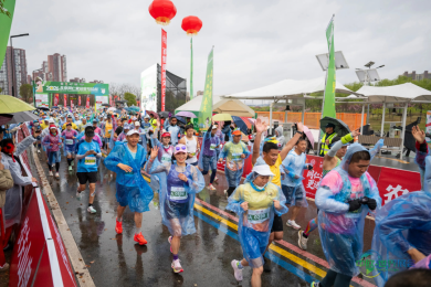风雨中的“温情守护”！公益体彩助力2026远安田野马拉松