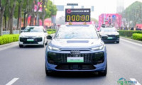登场即成焦点，一汽奥迪双旗舰亮相无锡马拉松博览会，尽显科技与豪华气质