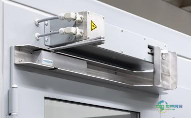 装有开门器及带警示标志电气接线盒的门体