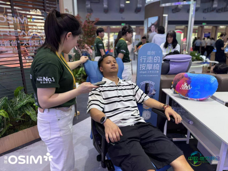 一群人正在聊天AI 生成的内容可能不正确。