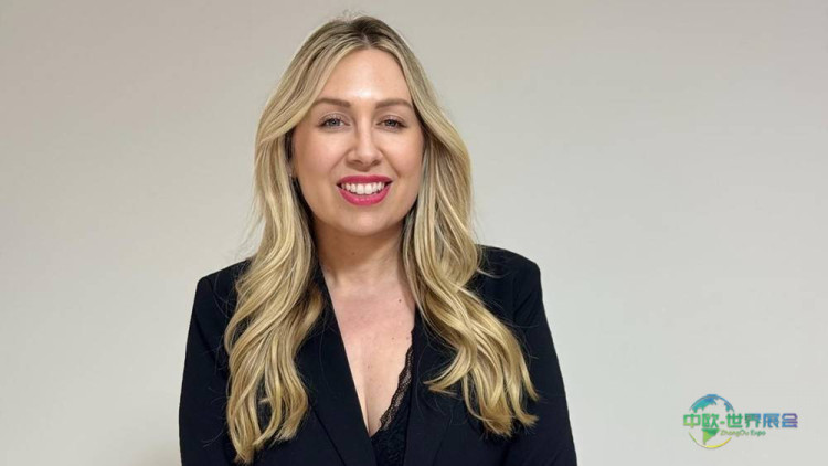 阿尔芭·博世在巴塞罗那展展示EASY BLONDE染发方法