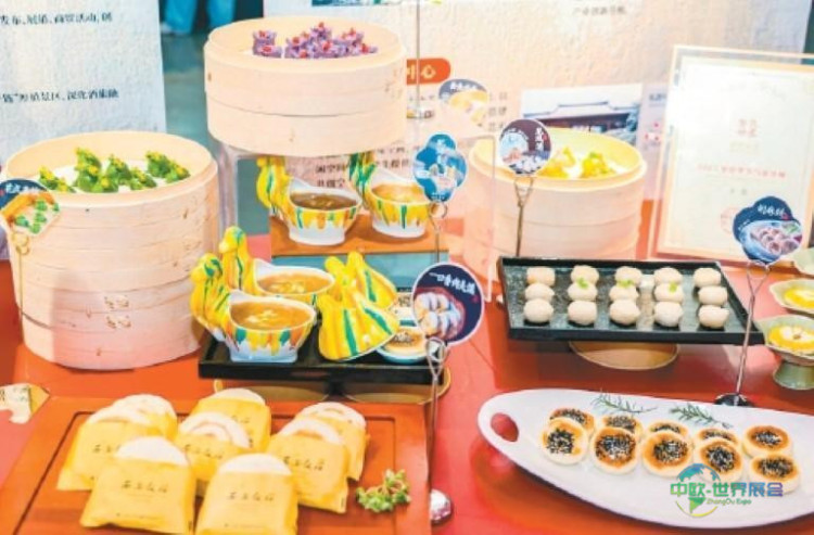 美食体验区的特色小吃。