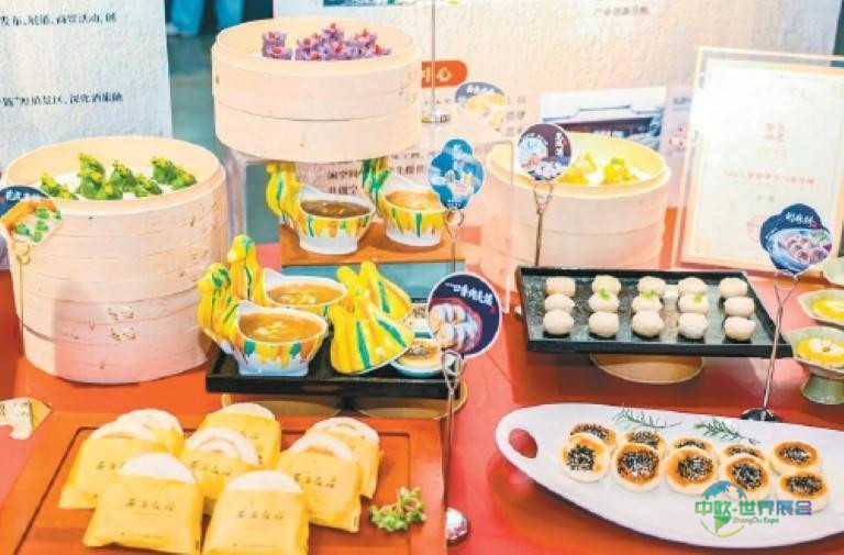 美食体验区的特色小吃。