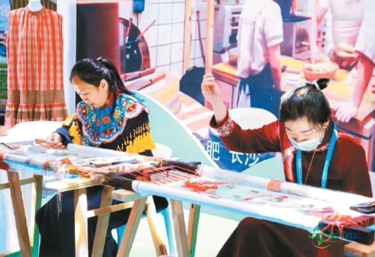 手作艺人在展示非遗技艺。