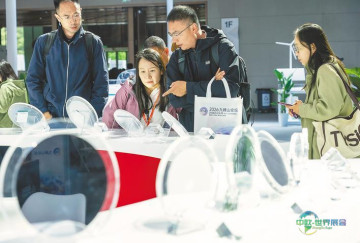 九峰山论坛上，四成参展商不足“十岁” 中国“新秀”攻克高速光通信全球性难题