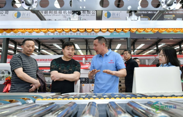 4月24日，客商在博览会上参观。苑立伟摄