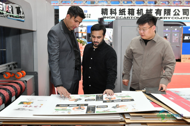 4月24日，客商在博览会上参观。苑立伟摄